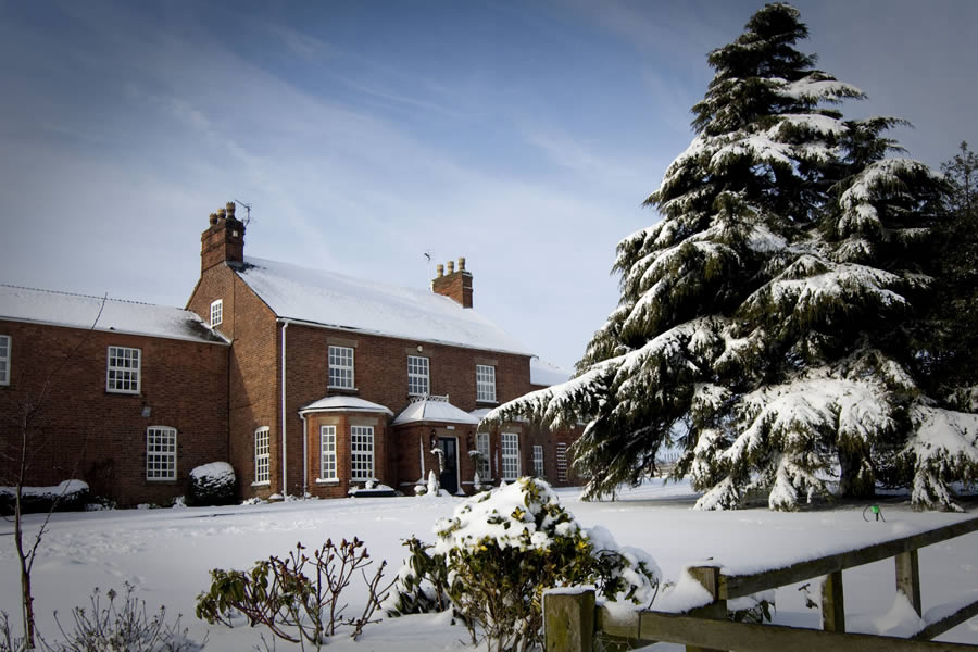 Are you considering a winter #wedding? Here are 8 great reasons to have one! #WinterIsComing swancarfarmcountryhouse.com/8-great-reason…