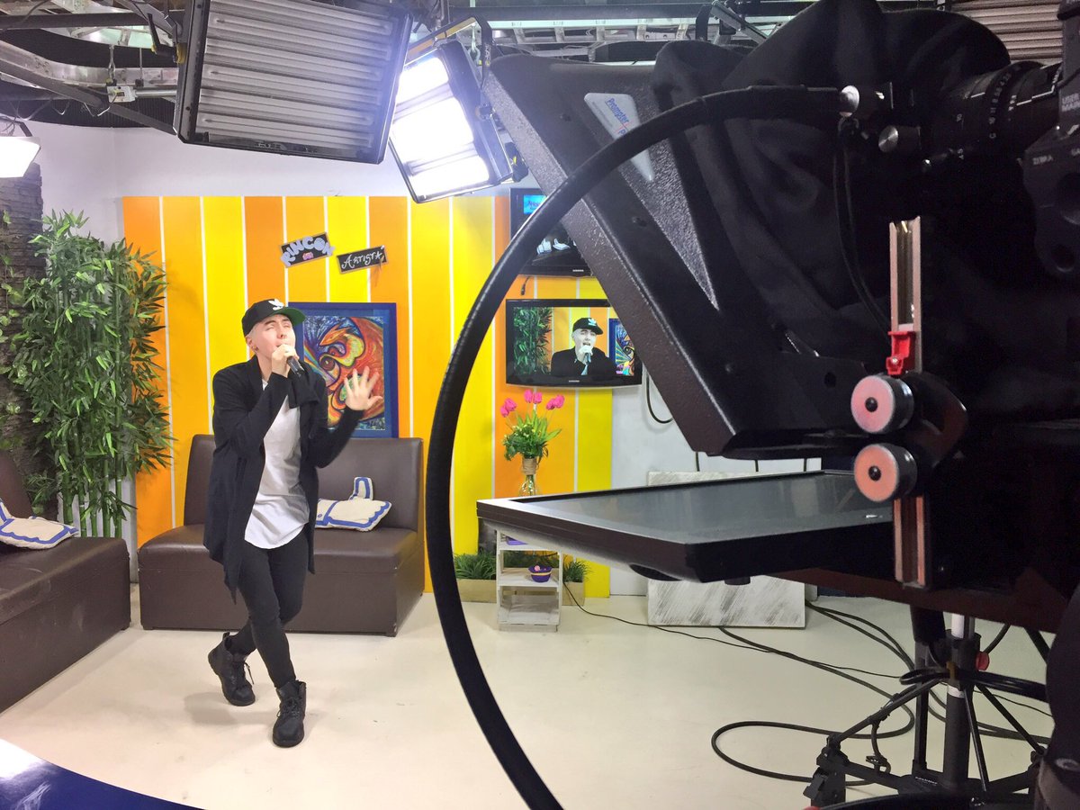 HolaMorelos's tweet image. En el estudio nos acompaña @PokerManMusic cantando #CallMeTonight de su disco #ElectronicHeart 🎵