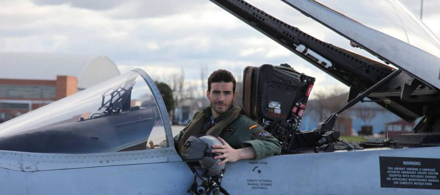 A3Noticias's tweet photo. Así era  el teniente Fernando Pérez: con 26 años, número uno de su promoción y con la Cruz del Mérito Aeronáutico https://t.co/DkZ4sr7oHM https://t.co/gnVFXME3Sq