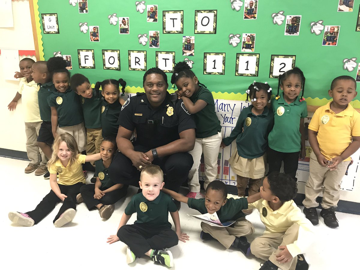 geshunter1st's tweet photo. We had a visit from Officer Culp today! Thanks for being such a wonderful community helper in Ridgeway! #ridgewaysc #communityhelper 👮🏿♀️ https://t.co/QXrNZu26Om