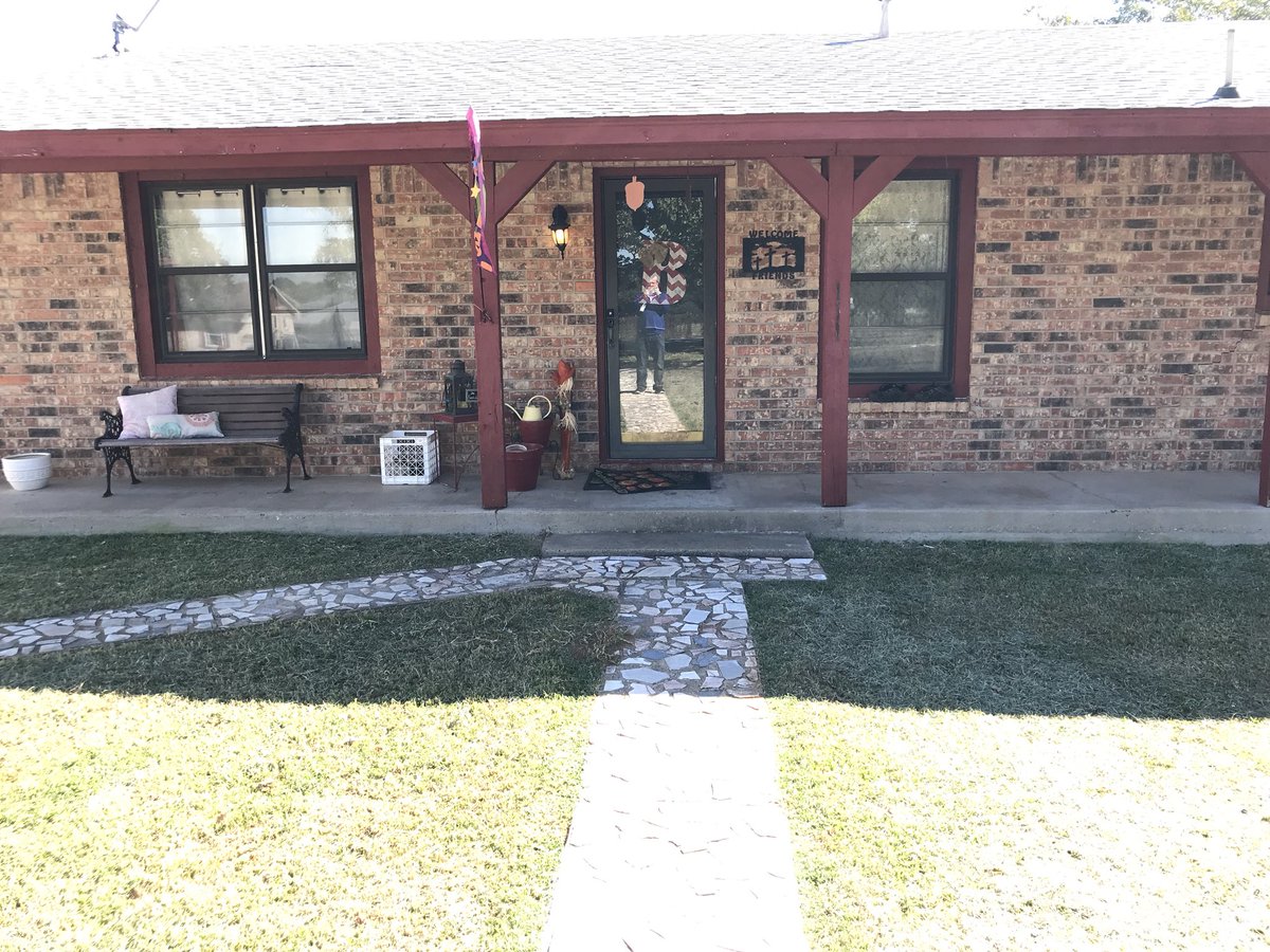 Bard08's tweet photo. @KingBard47 This is for you, finally got yard looking good. Leaf blowed, weed eated and Porch looking good https://t.co/jaz2bHOIdK