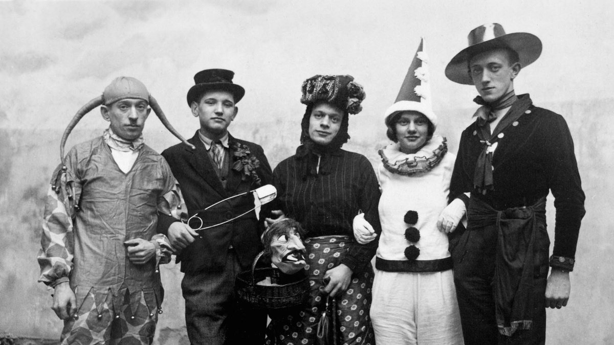 4029news's tweet photo. 23 creepy vintage Halloween photos that are absolutely haunting https://t.co/rUVVuXDVbm https://t.co/VIYQAlh5oR