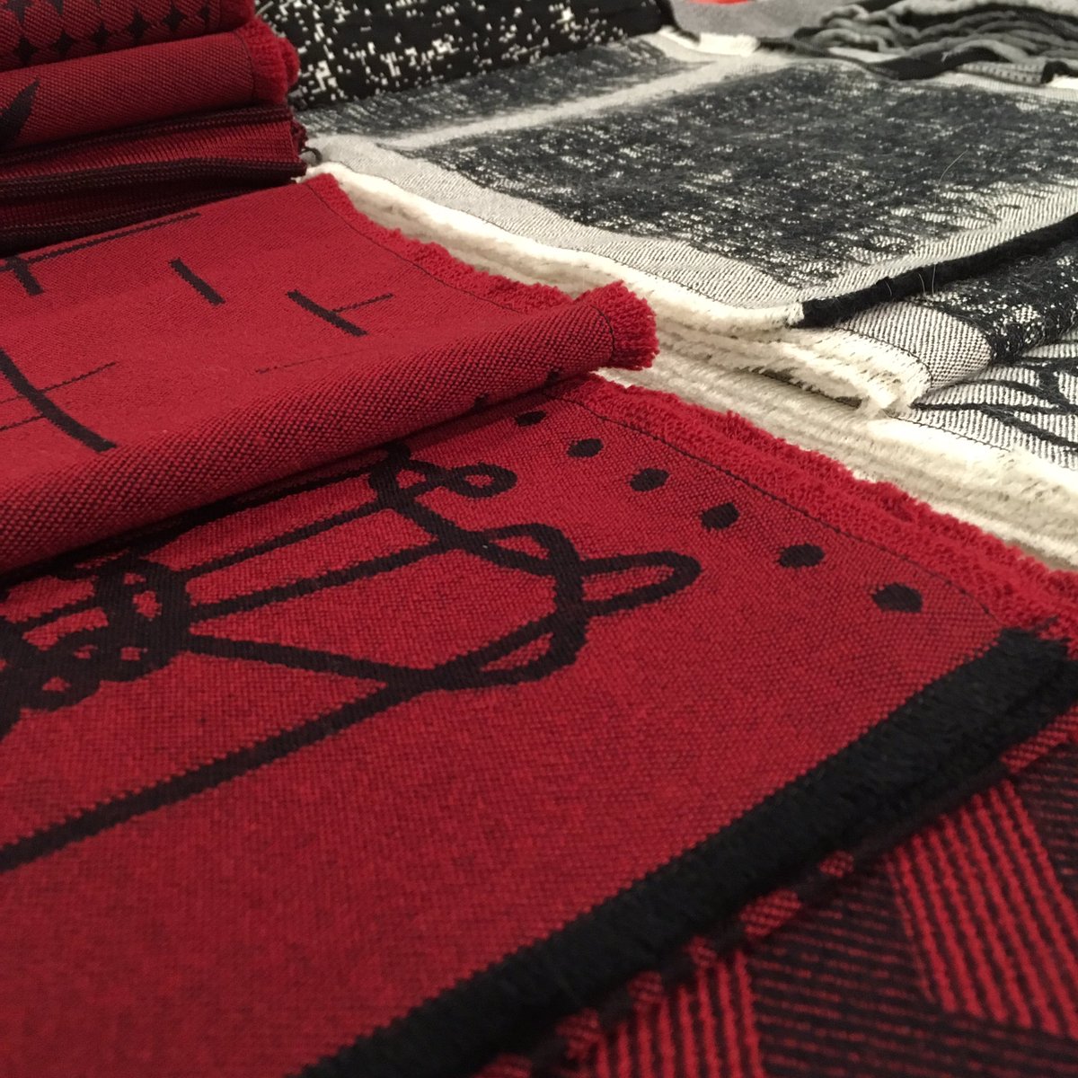 DesignMontreal's tweet photo. Passez faire un tour au marché CODE SOUVENIR MONTRÉAL au Sommet mondial du Design! #wds2017 #designmtl #codesouvenirmtl https://t.co/rdDP1gV5km