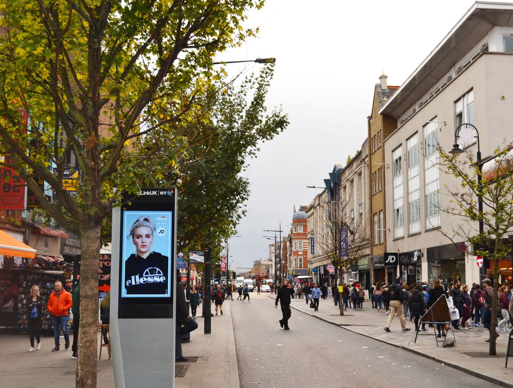 Direct_PS's tweet photo. We love this @iloveellesse campaign on @InLinkUK, @OOHYes_! https://t.co/mgrXnnTEbe