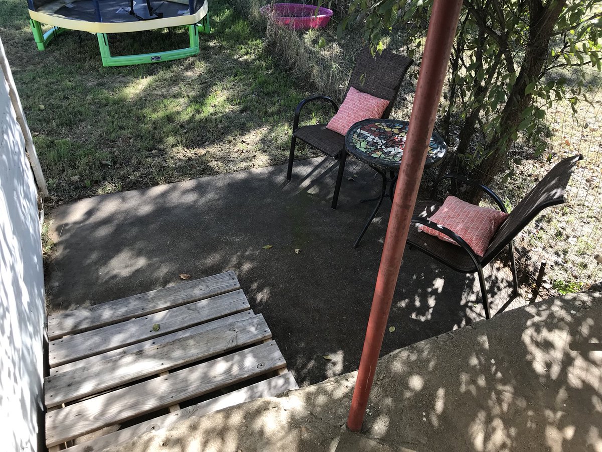 Bard08's tweet photo. @KingBard47 This is for you, finally got yard looking good. Leaf blowed, weed eated and Porch looking good https://t.co/jaz2bHOIdK