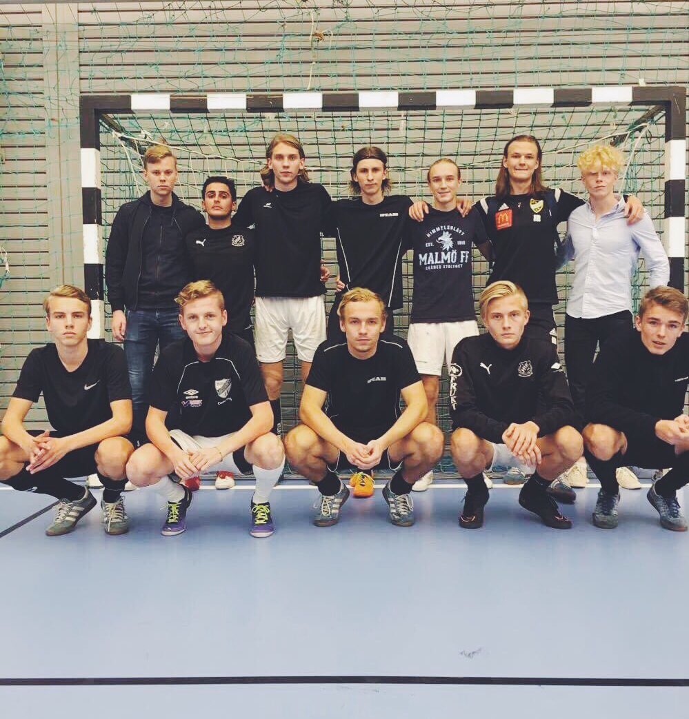 HtsElevkr's tweet photo. Ekonomi, vinnarna av fotbollsturneringen 2017! Bäst hejarklack hade däremot internationella programmet💛🦁 https://t.co/H7iFYtQVnC
