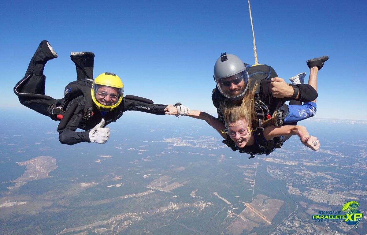 ParacleteXP's tweet photo. Friends take friends skydiving! #tandemskydive #skydive #friends #flyXP https://t.co/0LQJxAA4Yk