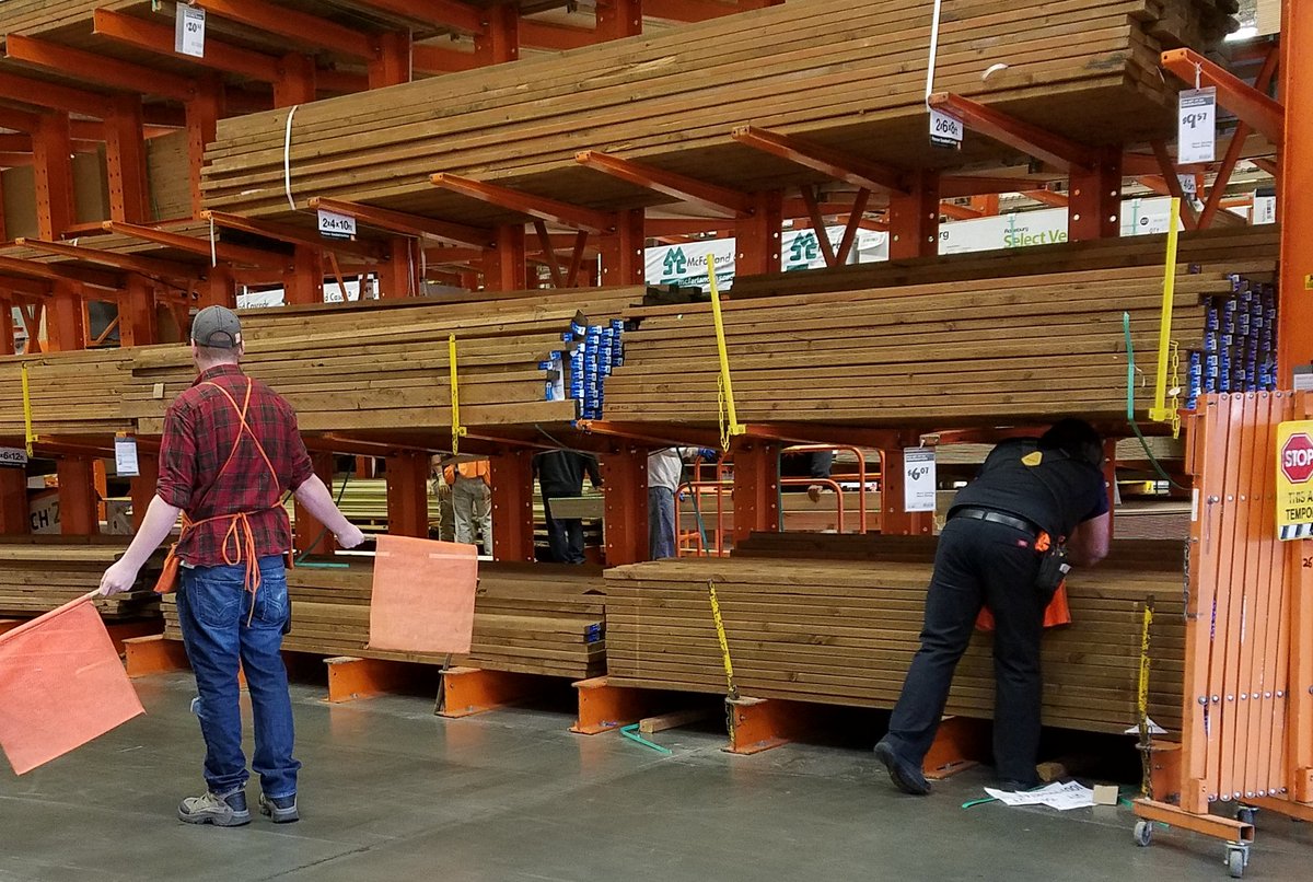 When you walk into work and your Store Manager is flat stacking lumber ❤#shesgoingtokillmeforthis @LaurelHappe@MatthewZacek @JesseWilkie007