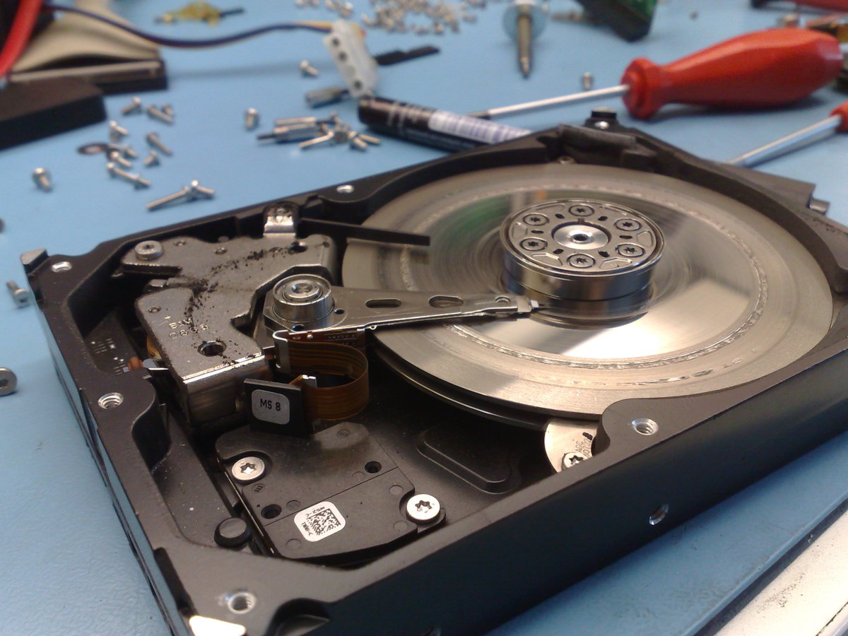 OntrackUS's tweet image. Crashed drive in our Poland lab. #CrashedDrive #DataRecovery #BehindTheScenes