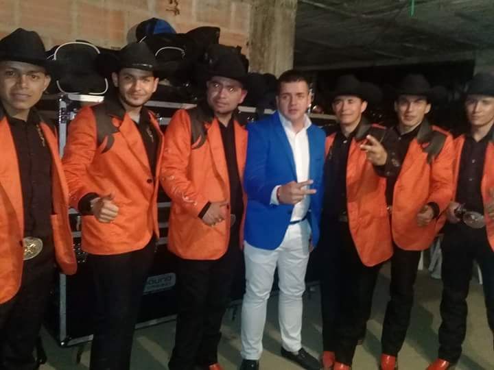 HectorJPopular's tweet photo. Compartiendo tarima con #BandaFuegoNorteño en Barbosa Santander https://t.co/K2Du02wdxB