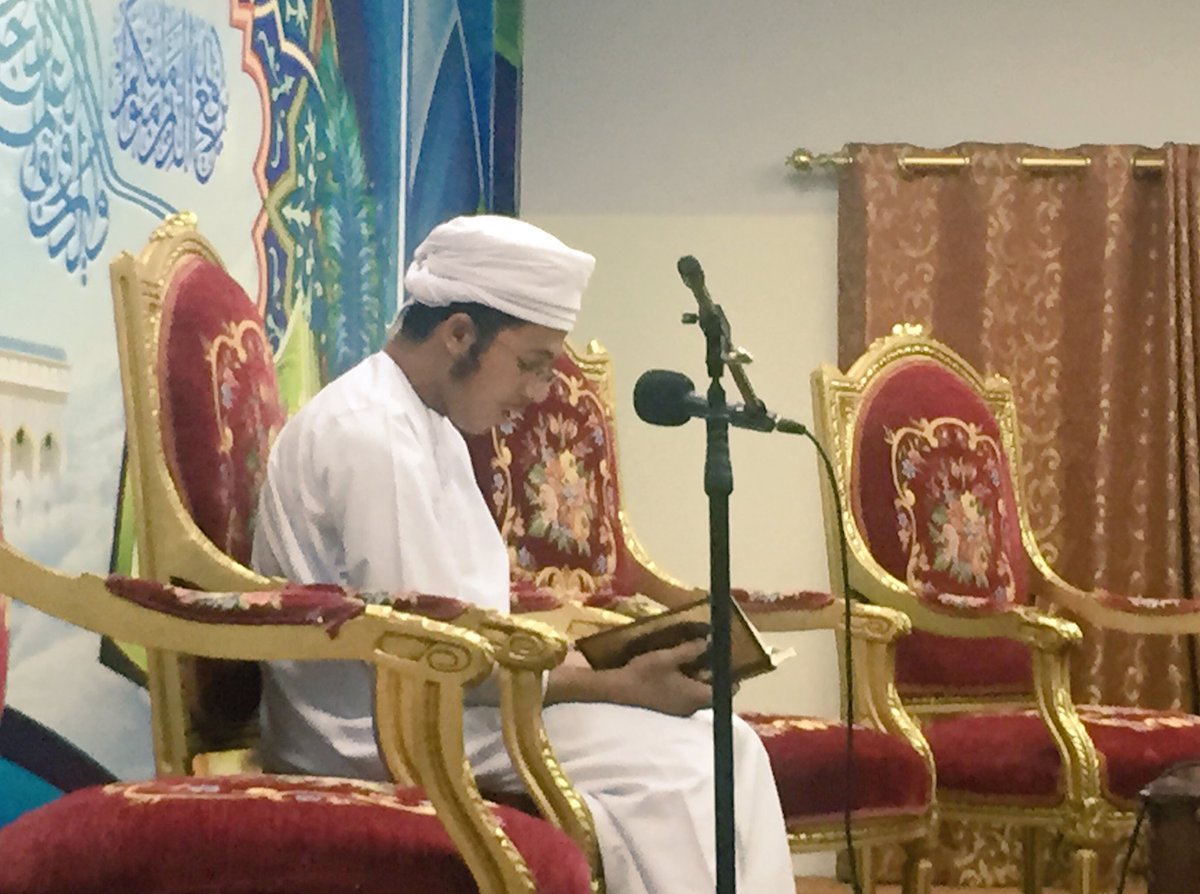 بدأت قبل قليل الأمسية بتلاوة عطرة من الذكر الحكيم يتلوها النضاري إبراهيم بن خميس القنوبي