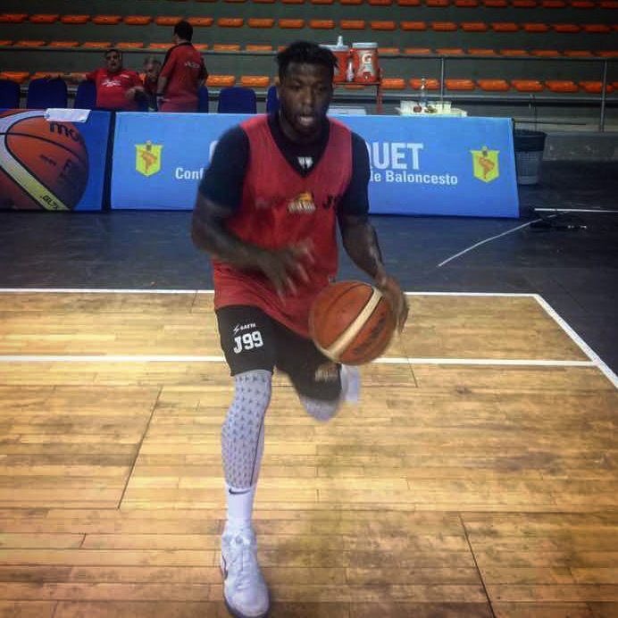 TheBasketown's tweet photo. Nateee Robinson!! 
O baixinho cabuloso das enterradas está em Salvador o @GuarosOficial 🔥🔥🔥#StateOfNate #Kryptonate #LilNathan #NateTheGreat https://t.co/7qdhZ1JEFp