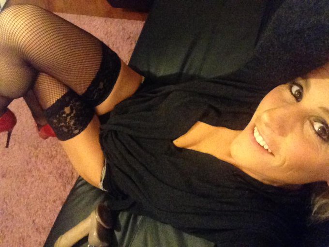 Si parte con la diretta sintonizzatevi sul mio punto G https://t.co/kM6mQkQ3CY https://t.co/4kRvCpF0<a href="/tag/live"class="tags"><span>#live</span></a><a href="/tag/liveshow"class="tags"><span>#liveshow</span></a><a href="/tag/michelleferrari"class="tags"><span>#michelleferrari</span></a>