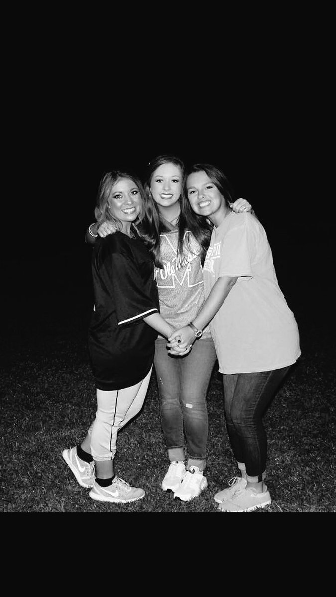 alisonnance's tweet photo. happy bday to the girl in the middle !!! @savannahjade95  💥🎉 https://t.co/ZGvglYm9R0