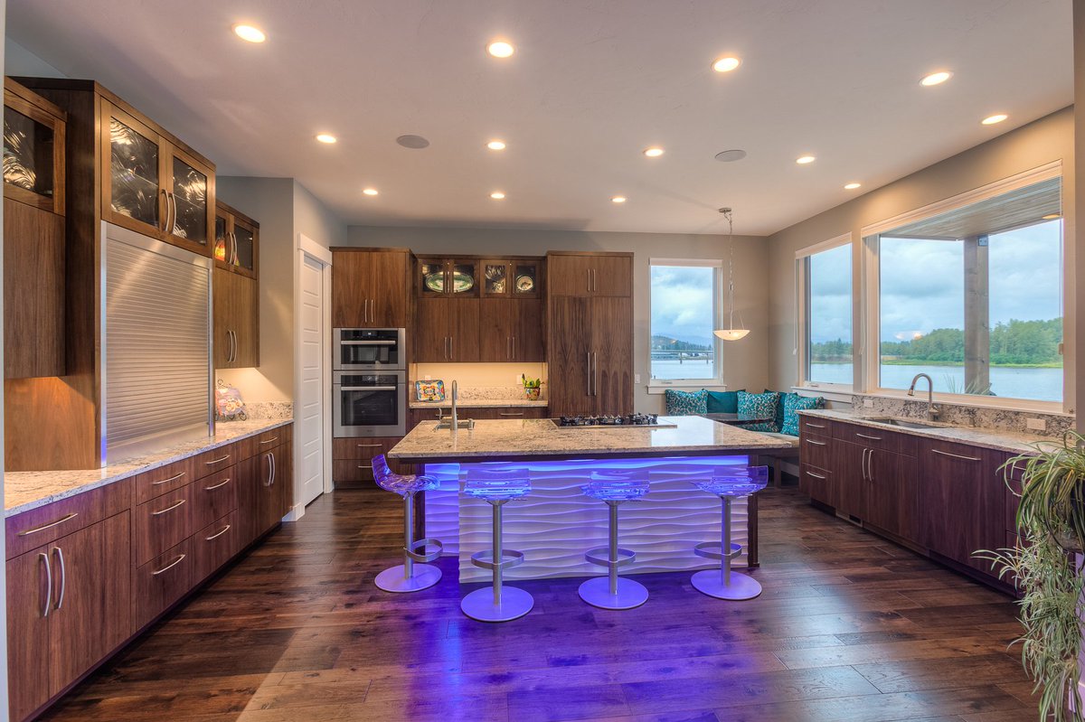 MonarchHomes_'s tweet photo. Illuminate your kitchen with more than just the warmth from your range #Monarchcustomhomes #idahome #customhomebuilder #fromdirttodreamhome https://t.co/bAZ7jDiDO5