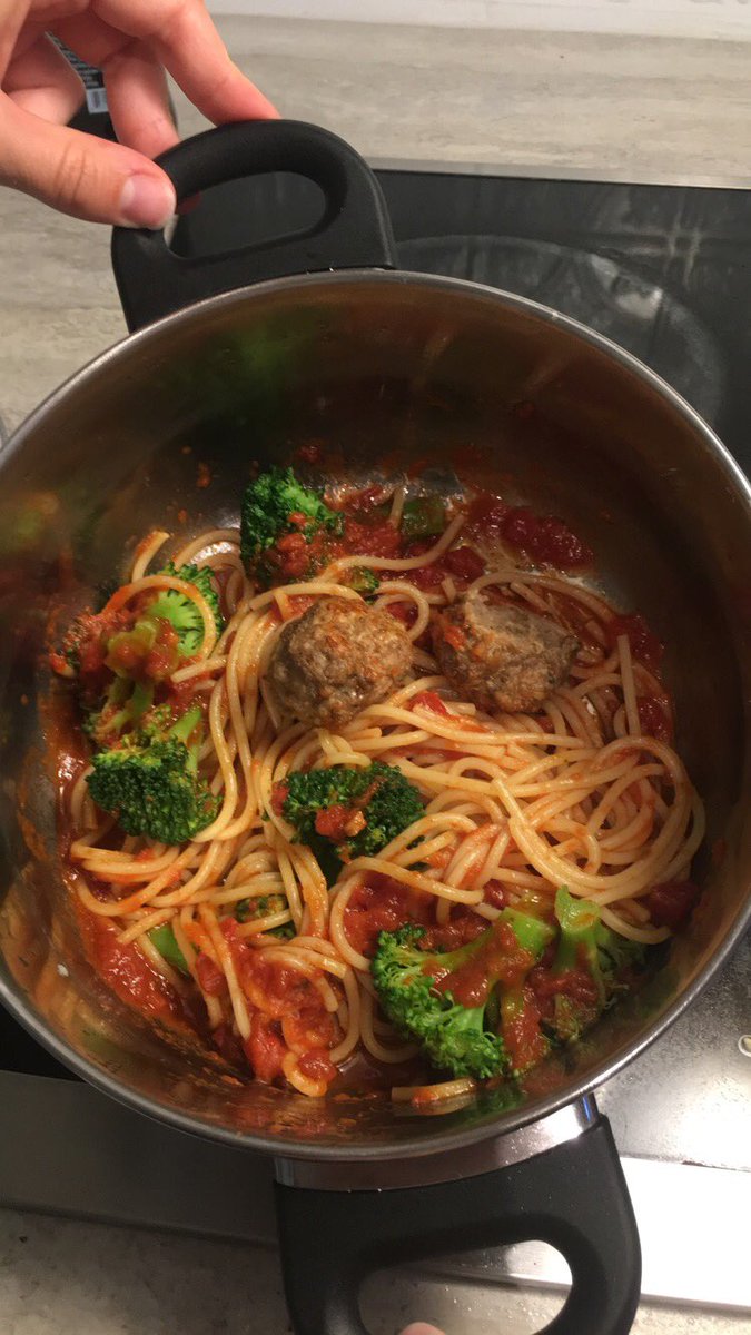 HannahPortch's tweet photo. @GordonRamsay what do you think of my housemates dinner ?? @Chlo_robb https://t.co/TjEon8BDsx