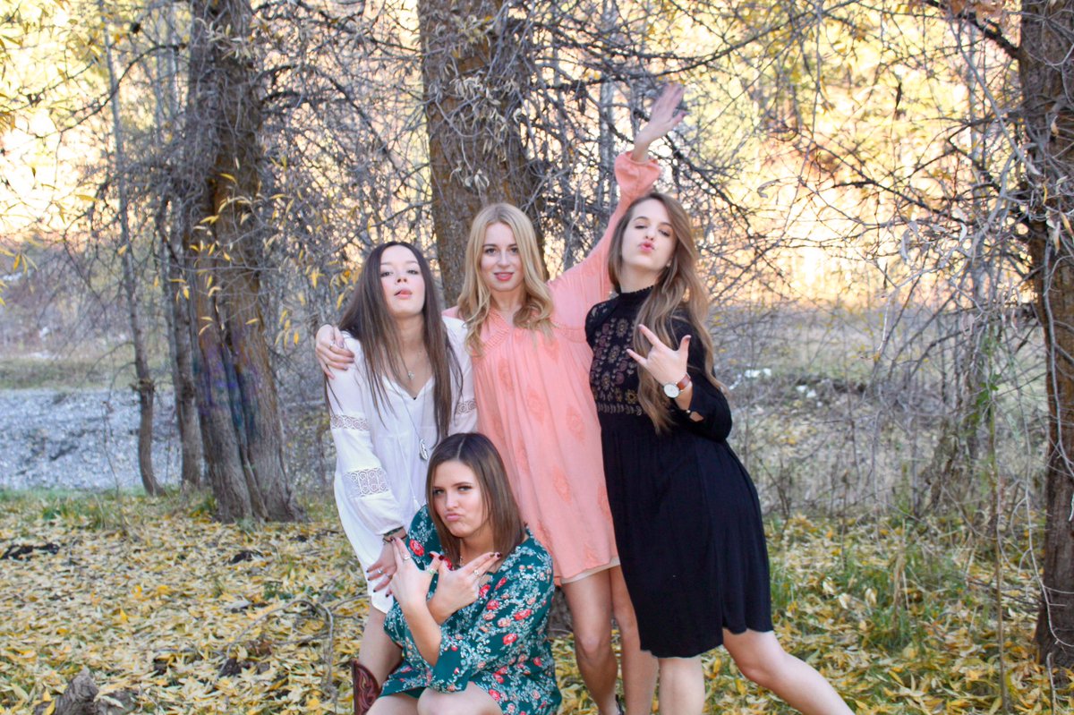 cassbatess's tweet photo. Fun Fact: the leaves here don't just turn brown and fall off, Fall exists and it's beautiful also my roommates are freaking adorable https://t.co/TzWJNC9gGt