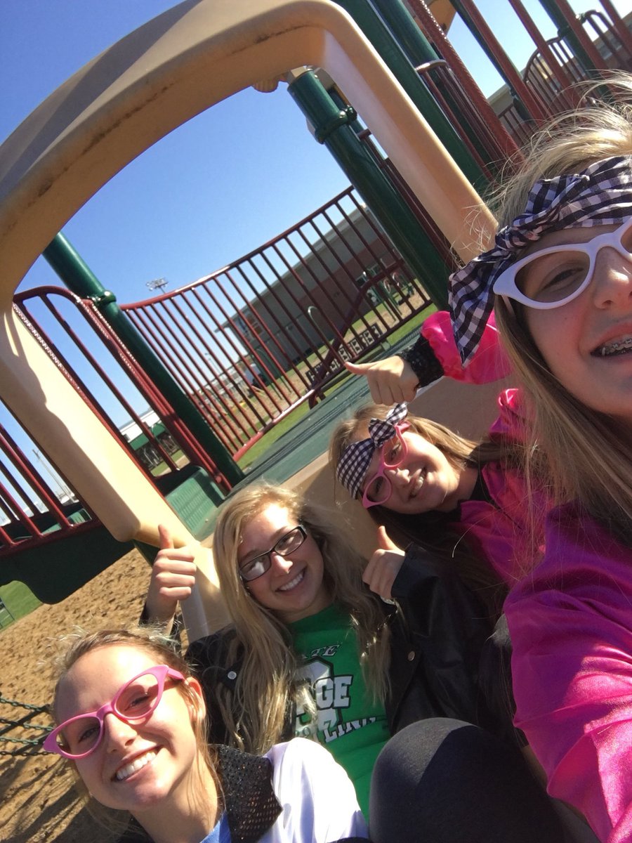 OsageVolleyball's tweet photo. Group photo on a slide π#osagegreendevils #SlidesAreFun https://t.co/7KbzBGD0hQ