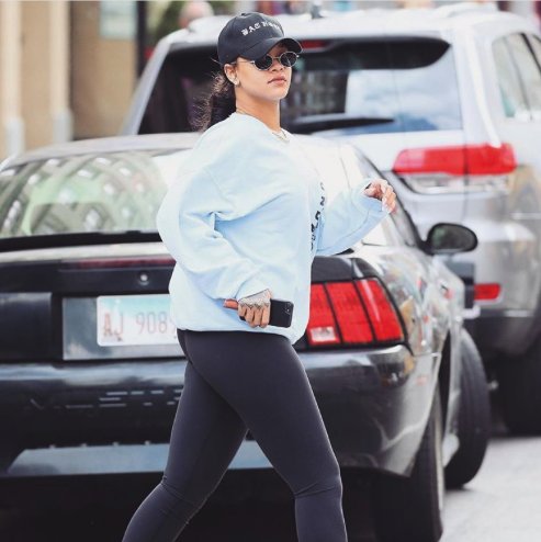 megatinycorp's tweet photo. #Rihanna is looking good with her #MegaTiny Case! Get yours at https://t.co/UnTL8jMcNF - Right now at 50% off! https://t.co/sddpdsQIVj