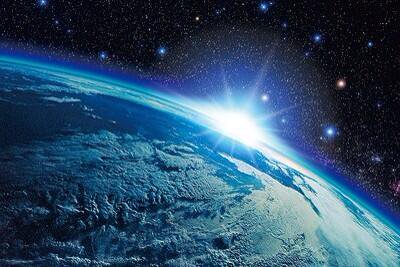 unkownspace_'s tweet photo. 【宇宙から見る地球が青いのは、大気の粒子が太陽の光に反射しているから】 虹の七色の光線は大気中の粒子に衝突すると 波長の長い赤、橙、黄色などの光は吸収されてしまうのに対し、波長の長い青の光は散乱するため青く見える https://t.co/nXJPA1VOhF