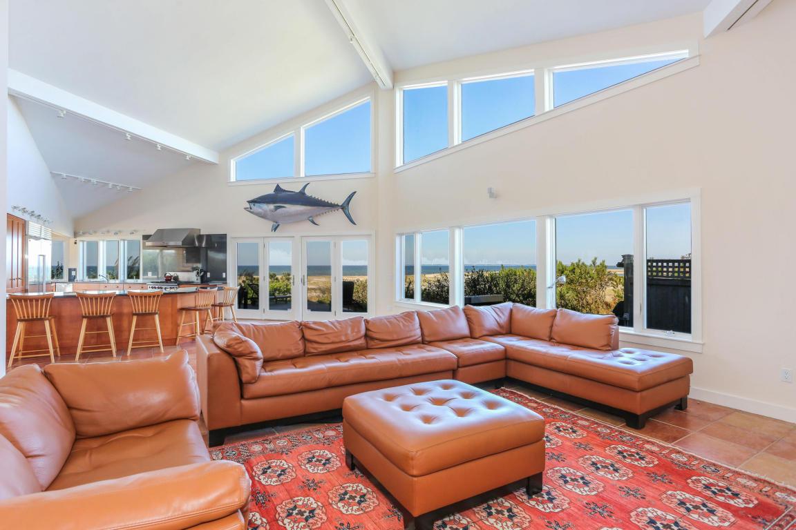 TDBrownReEstate's tweet photo. Imagine having your morning coffee in this kitchen while enjoying these views!  Call Lucy for details today! @CapeCodLife @CapeCodChamber https://t.co/RcIoP2lLkr