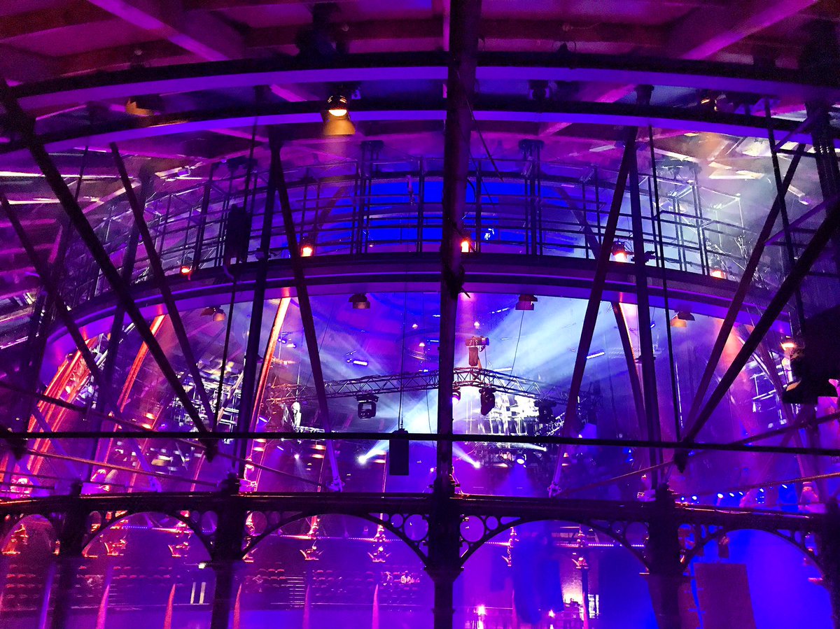 thefizzyrascal's tweet photo. Always love the #Roundhouse - great venue and #beautifulbuilding ❤️ #architecture #johnnyflynn https://t.co/1qUVvVFO1W