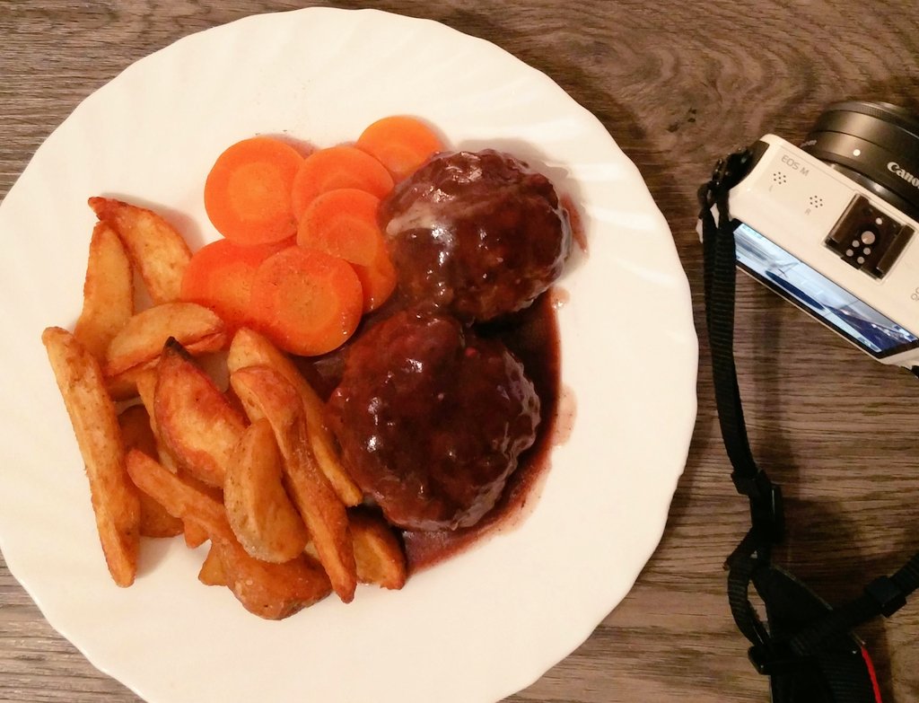hangry_stories's tweet photo. Hambagu essen und #Shokugeki gucken! #besterAbend https://t.co/ZC43hncvK6