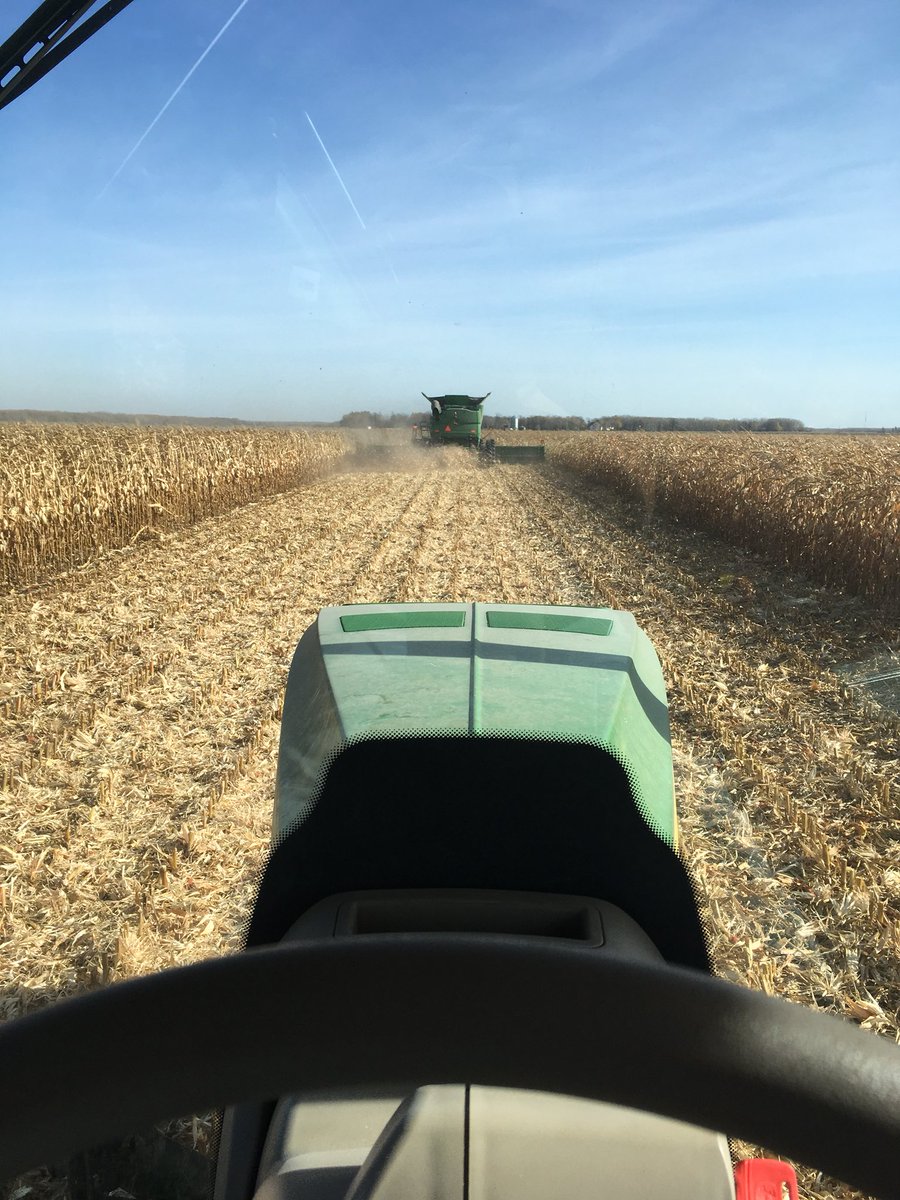 DonavinPreun's tweet photo. Busy day on the cart! #P7202AM impressing the hellout of us! #bigbushels https://t.co/spoPimXCEj