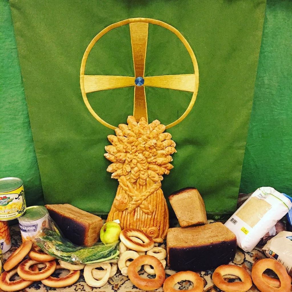 kscheib's tweet photo. Someone’s gone all #GBBO on this year’s harvest decoration #москва #вцеркви #хор #репетиция #choir #autumn #rehear… https://t.co/K6mKrGhrrB https://t.co/kTaZw9mJIK