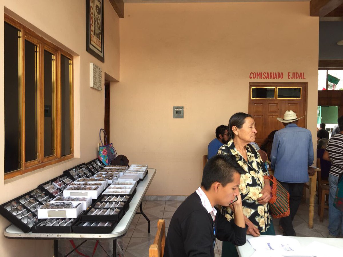 LiliaMendozaOax's tweet photo. Comenzamos las jornadas de la Campaña de Salud Visual de la @CNC_CEN , en diferentes regiones del Estado! #Oaxaca @alejandromurat  #Fumencam https://t.co/WxQDiFyYO0