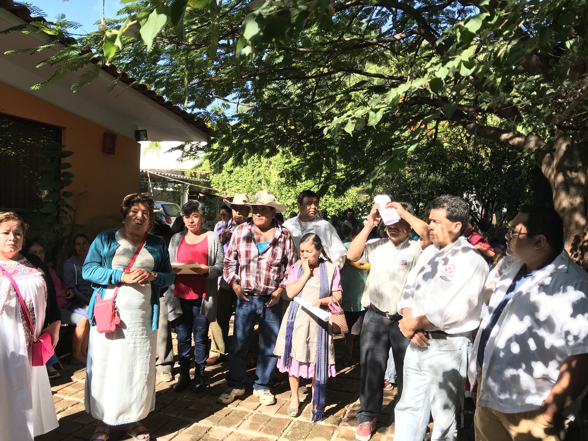 LiliaMendozaOax's tweet photo. Comenzamos las jornadas de la Campaña de Salud Visual de la @CNC_CEN , en diferentes regiones del Estado! #Oaxaca @alejandromurat  #Fumencam https://t.co/WxQDiFyYO0