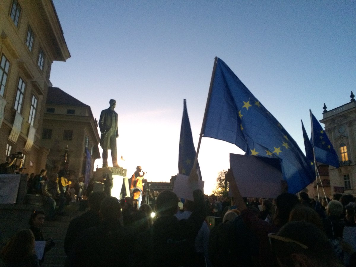 LucieKal's tweet photo. A my jsme řekli NE! #procproto #koncimepanove #hradnenikreml https://t.co/HmvNFJQVPq