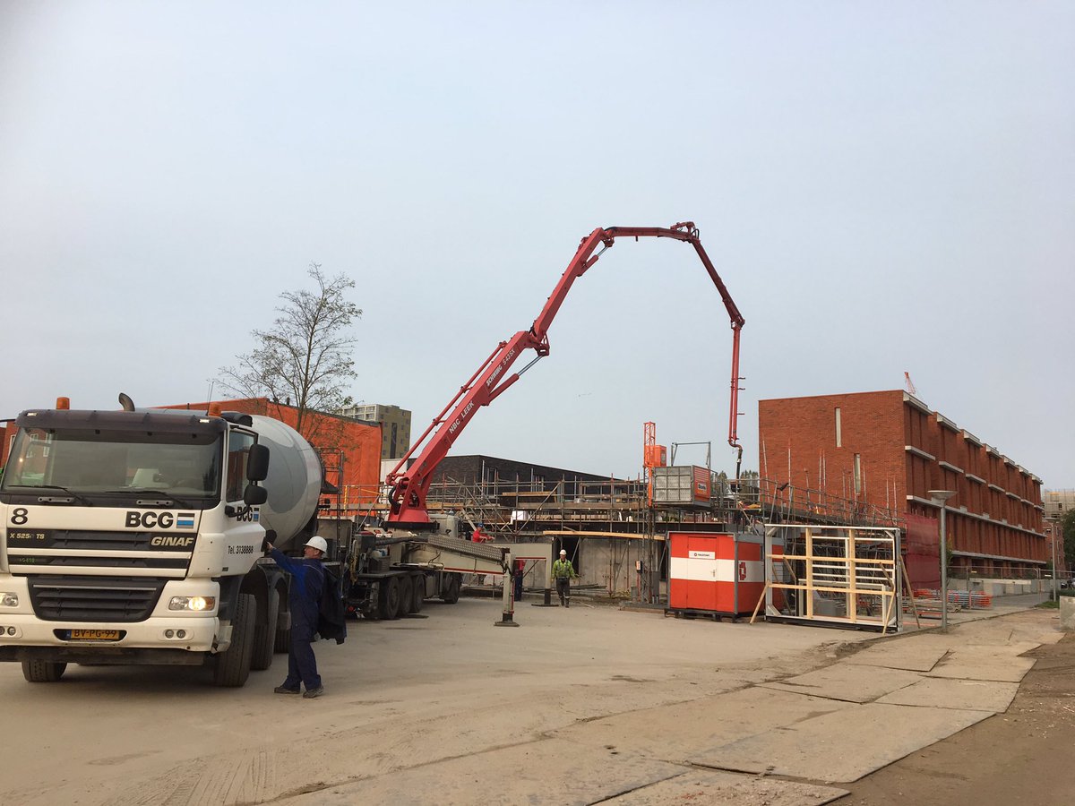 AlexDees83's tweet photo. Vandaag 1e verd vloer gestort. #develden met @NbcLeek @loenen_martijn jazeker! Onze toppers van de cascoploeg krijgen dat voor elkaar! 💪 https://t.co/RrvniMGlUU