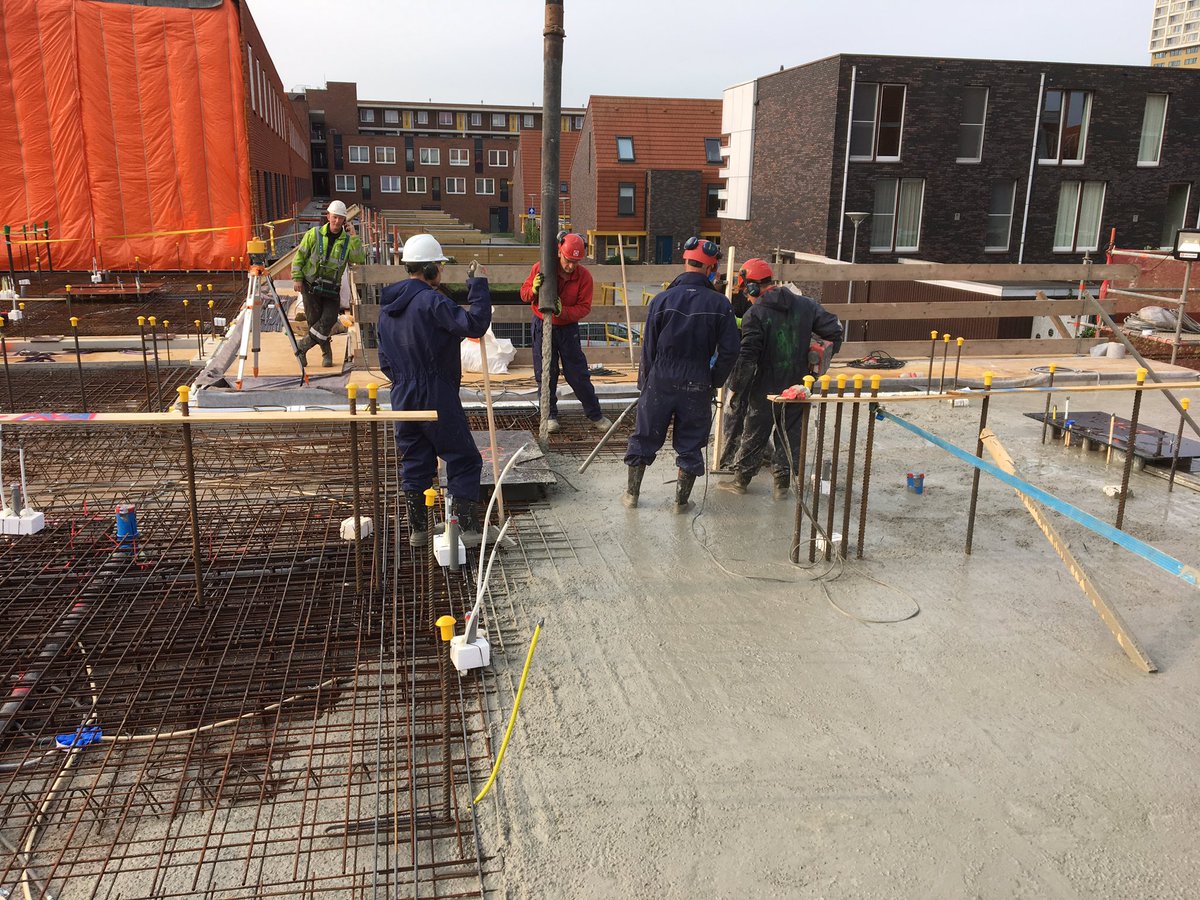 AlexDees83's tweet photo. Vandaag 1e verd vloer gestort. #develden met @NbcLeek @loenen_martijn jazeker! Onze toppers van de cascoploeg krijgen dat voor elkaar! 💪 https://t.co/RrvniMGlUU