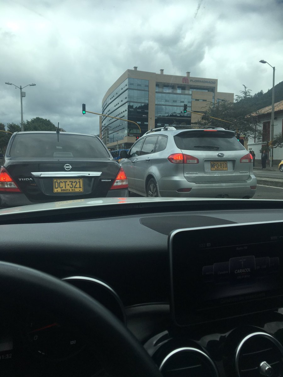 stevenarce's tweet photo. La cultura del mas vivo, que las reglas son para otros y que miro a ver cómo me las salto, se nota hasta en la fila de los carros para girar https://t.co/TcEG2N6nGp