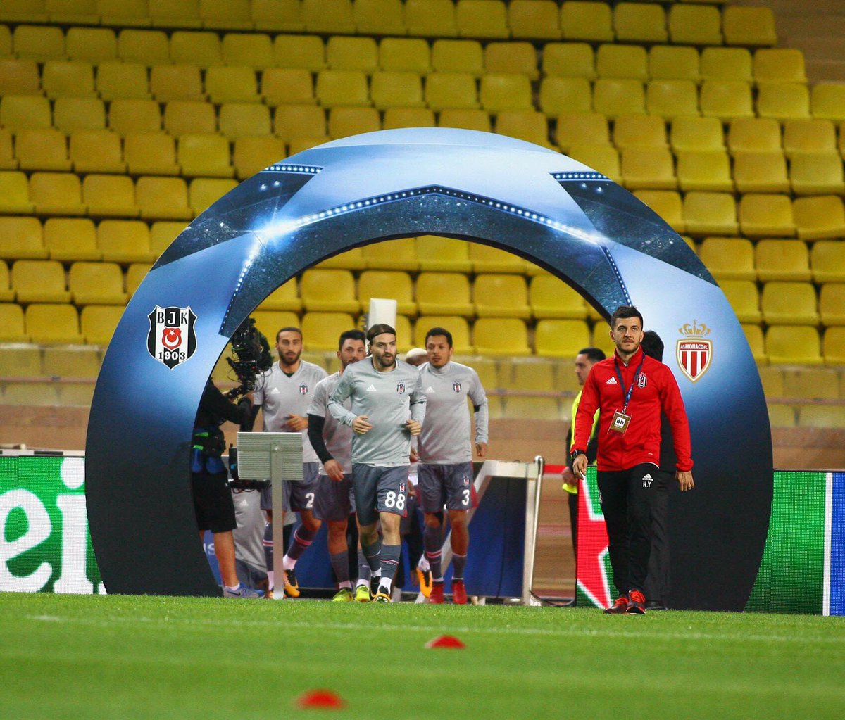 Besiktas's tweet photo. Haydi Beşiktaşım güldür yüzümüzü #Beşiktaş #UCL 💪 https://t.co/dr4ubBOs4z