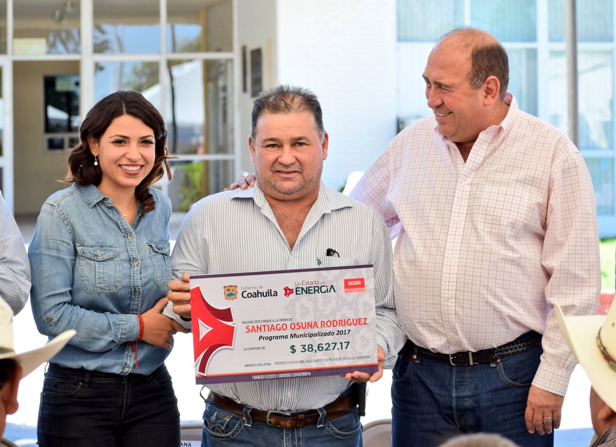 Gabyoss's tweet photo. Entregamos con @rubenmoreiravdz apoyos a proyectos del Programa Municipalizado 2017 #Nava #ApoyoAlCampo @DRNAVAC @SEDERCOAH @rubenmoreiravdz https://t.co/NsB5Dulrd5