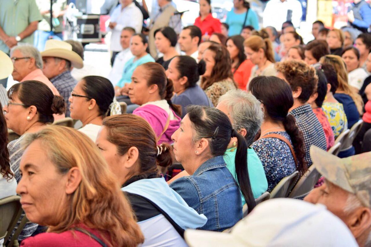 Gabyoss's tweet photo. Entregamos con @rubenmoreiravdz apoyos a proyectos del Programa Municipalizado 2017 #Nava #ApoyoAlCampo @DRNAVAC @SEDERCOAH @rubenmoreiravdz https://t.co/NsB5Dulrd5