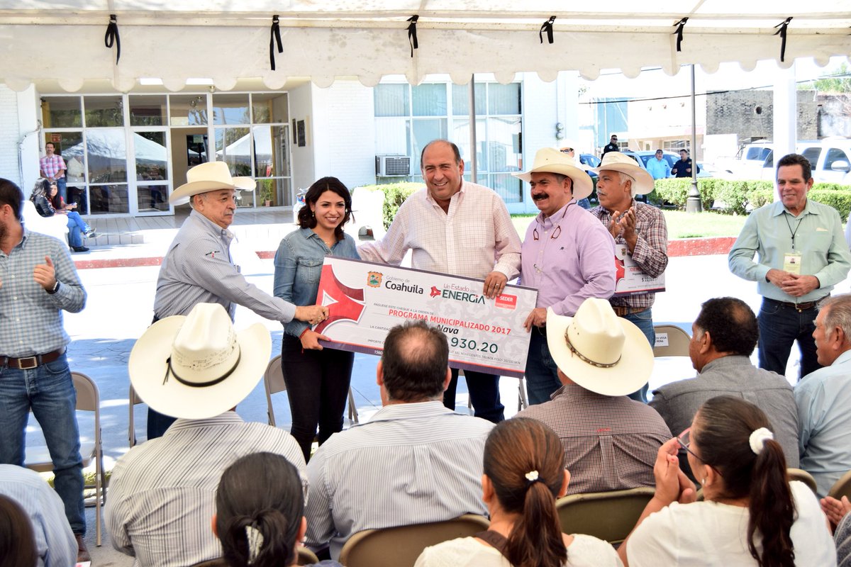 Gabyoss's tweet photo. Entregamos con @rubenmoreiravdz apoyos a proyectos del Programa Municipalizado 2017 #Nava #ApoyoAlCampo @DRNAVAC @SEDERCOAH @rubenmoreiravdz https://t.co/NsB5Dulrd5