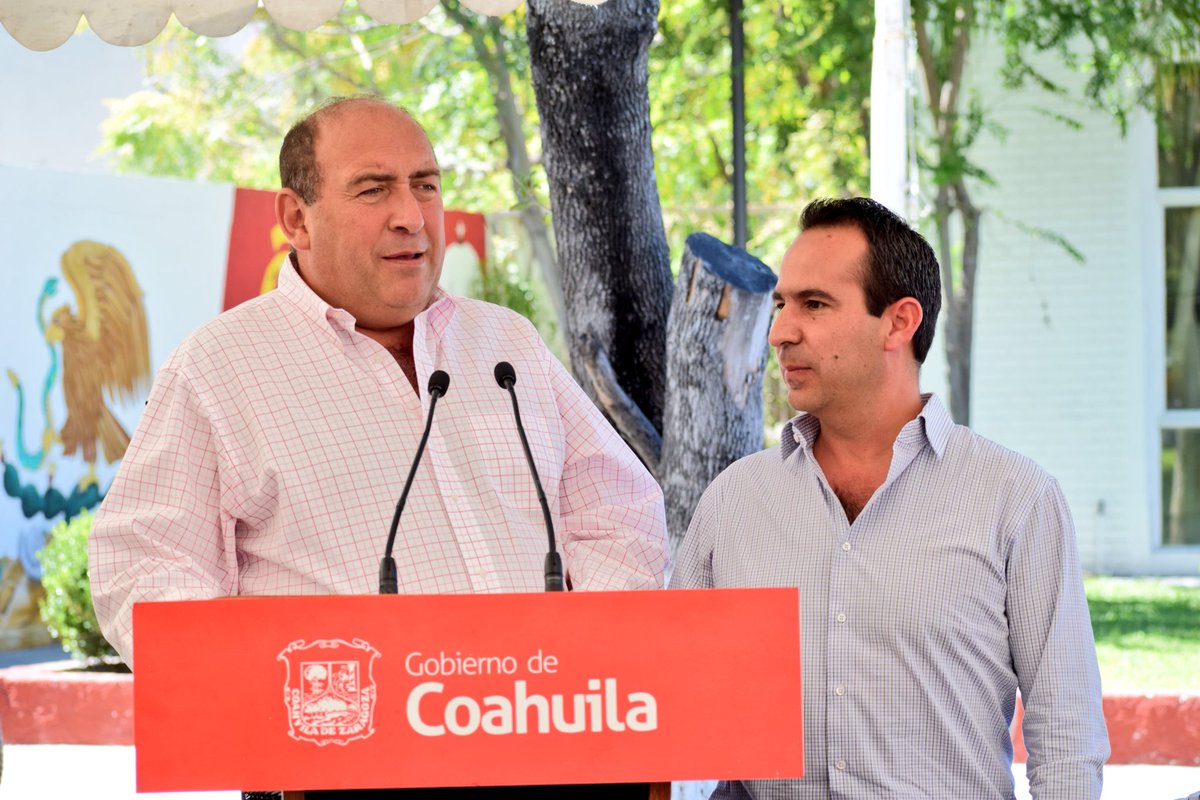 Gabyoss's tweet photo. Entregamos con @rubenmoreiravdz apoyos a proyectos del Programa Municipalizado 2017 #Nava #ApoyoAlCampo @DRNAVAC @SEDERCOAH @rubenmoreiravdz https://t.co/NsB5Dulrd5