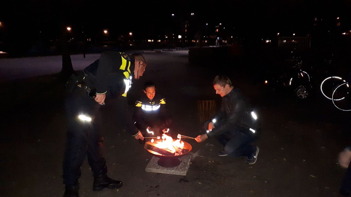 WA_AlphenWest's tweet photo. Even buurten bij Boost vuurkorfavond Europapark. Fijne bijkomstigheid zijn de #marsmallows https://t.co/VR6MX5r7R4