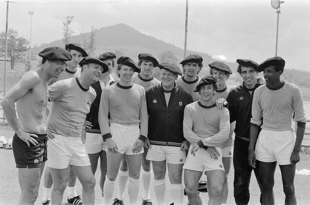 FOTOS HISTORICAS O CHULAS  DE FUTBOL - Página 4 DMXFhpcWAAIrv1h?format=jpg