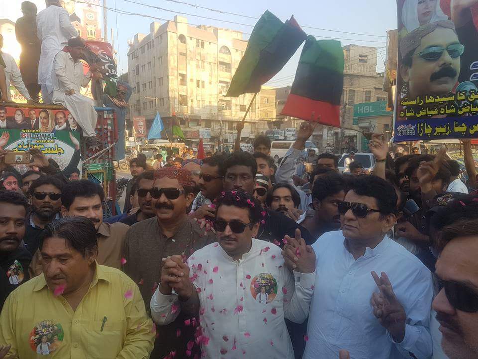 JamKhanShoroPPP's tweet photo. Chairman M.C Qasimabad Mr. @kashifshoroppp, Mr. @AJabbarKhanPPP Mr. Zahid Bhurgri & others helding corner meeting & rallies. #18octPPPjalsa https://t.co/rQxJtAeZOn