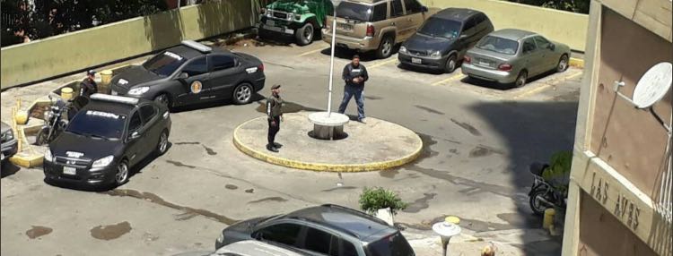 NMorenolibertad's tweet photo. Denunciamos al mundo q la policia política (SEBIN). Inician una campaña de terror contra los ciudadanos. Justo ahora allanan en El Paraíso https://t.co/kq3NJMHSQm