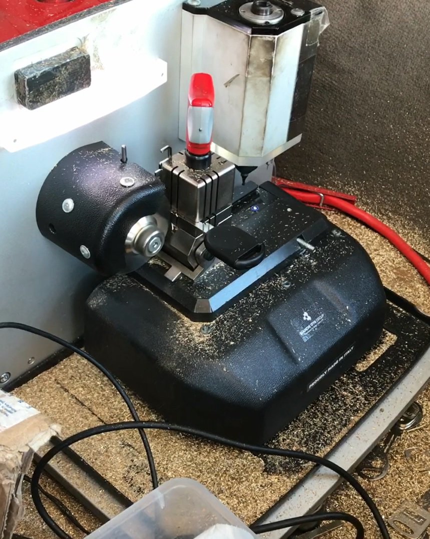 AutoTechElec's tweet photo. Key won’t open the vehicle?!😬 Don’t wait this long, 🤓 we can help! 😎👍🏻give us a call! #keys #wornoutkeys #laserkey #keycutting #programming https://t.co/DkTcCBuaJB