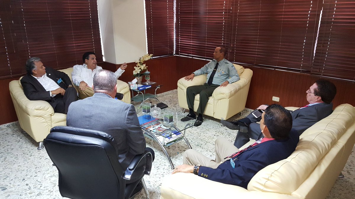 digesettrd_'s tweet photo. (1/2) Gral Frener Bello, se reúne con representantes de Asoc. de Importadoras y Distribuidoras de Vehículos: @anadivedo, #ADECI y @AsocivuRD https://t.co/exVTUHoxVM