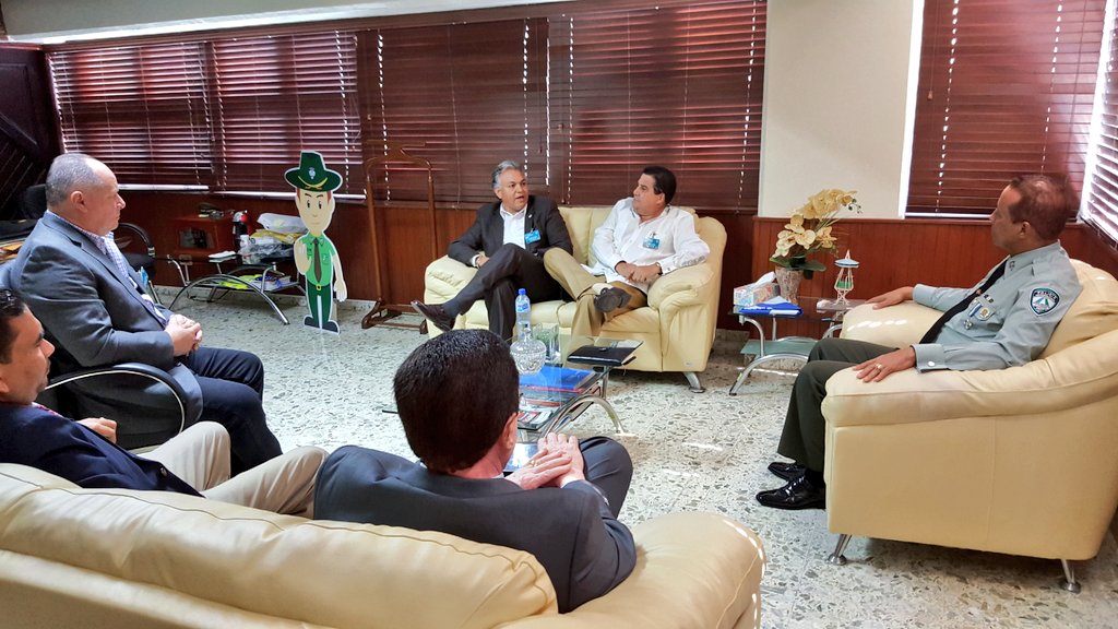digesettrd_'s tweet photo. (1/2) Gral Frener Bello, se reúne con representantes de Asoc. de Importadoras y Distribuidoras de Vehículos: @anadivedo, #ADECI y @AsocivuRD https://t.co/exVTUHoxVM