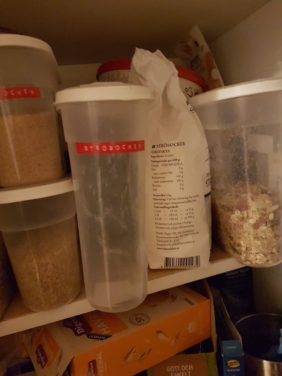 upp19femton's tweet photo. Den tomma burken ramlar ut ur skafferiet för att påsen står på dess plats... 🙈 #minfru https://t.co/VH0QD5eTt7