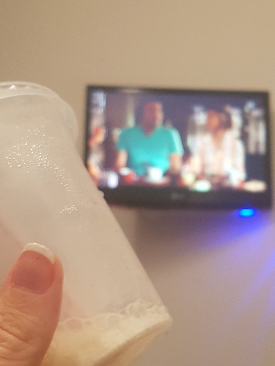 Cflorilege's tweet photo. Devant la tv avec un bon milkshake... j attends le debut de #LMP https://t.co/LkQm4QQ4ao