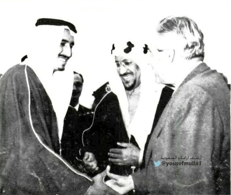الملك سعود رحمه الله يقوم بتقديم الملك سلمان حفظه الله لرئيس جمهورية لبنان كميل شمعون أثناء وصوله مطار الرياض في زيارة للمملكة عام ١٩٥٧م.
